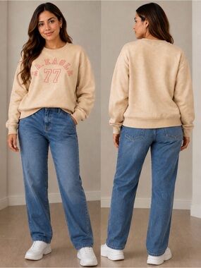 This is an American Eagle women’s crewneck sweatshirt, size Medium